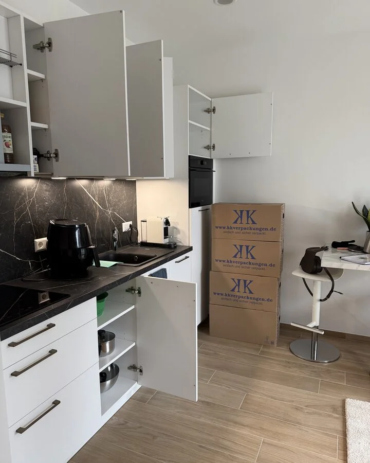 Küche wird ausgeräumt und Kartons gepackt